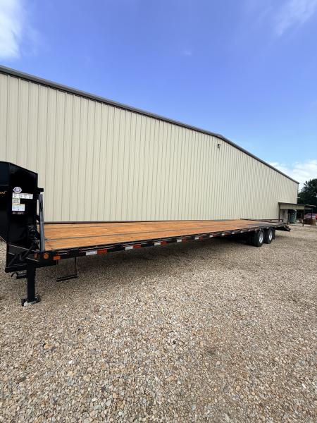 New 2026 Diamond T 102” x 40’ Dual Tandem Flatdeck, GVWR 25900#, 2-12000# Axles, 14 Ply, Heavy Duty Adjustable Suspension, Maxx Ramps, 2 Speed Jacks Flatbed Trailer