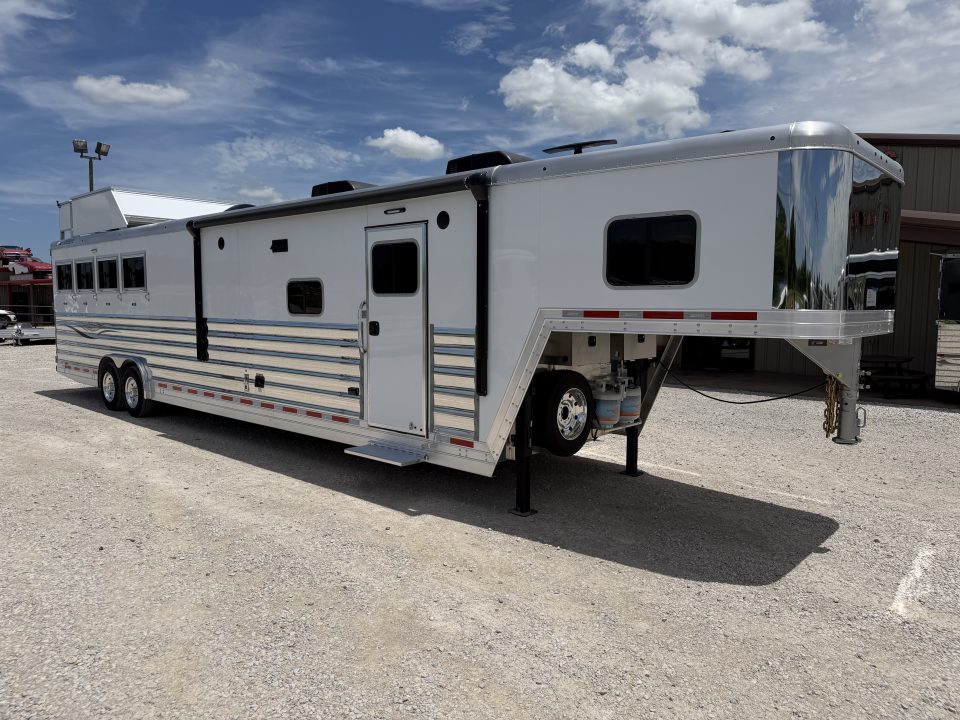 New 2026 Featherlite 4 Horse 17' Living Quarters 9' Slide Out Gooseneck Horse Trailer