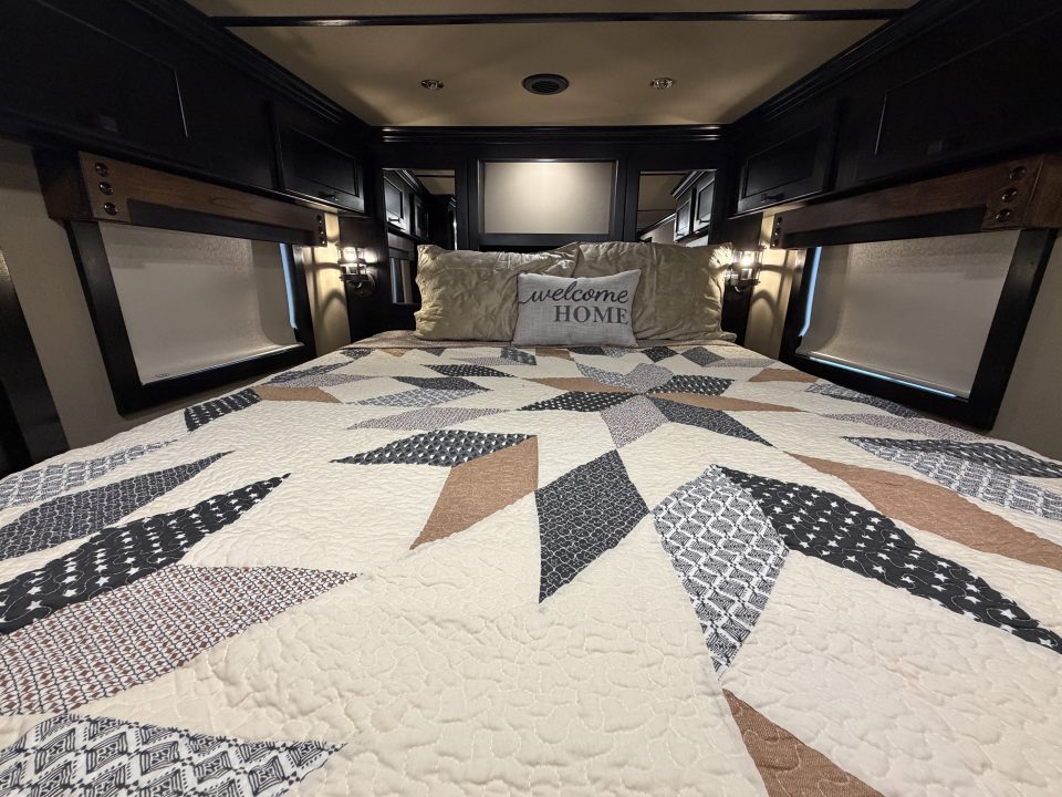 New 2026 Featherlite 4 Horse 17' Living Quarters 9' Slide Out Gooseneck Horse Trailer