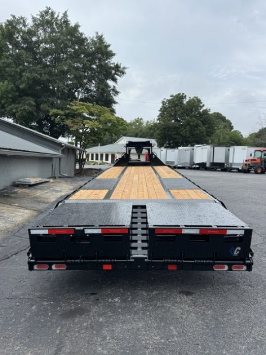 New 2027 DiamondC, 35' Gooseneck, Max Ramps, 25.9 GVWR FMAX212 MR