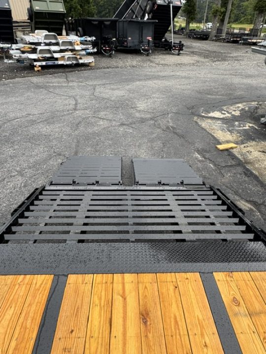 New 2027 DiamondC, 35' Gooseneck, Max Ramps, 25.9 GVWR FMAX212 MR