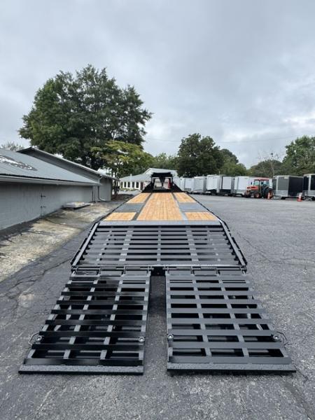 New 2027 DiamondC, 35' Gooseneck, Max Ramps, 25.9 GVWR FMAX212 MR