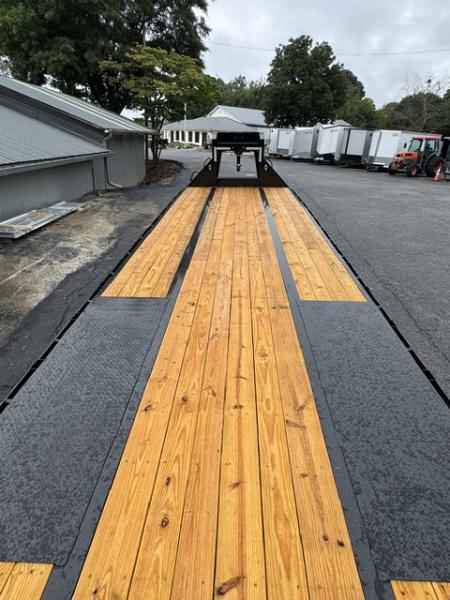New 2027 DiamondC, 35' Gooseneck, Max Ramps, 25.9 GVWR FMAX212 MR