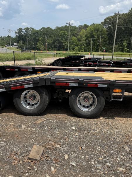New 2027 Diamond C 32' Gooseneck, Hydr Dove & Jacks, 25.9 GVWR FMAX212HDT