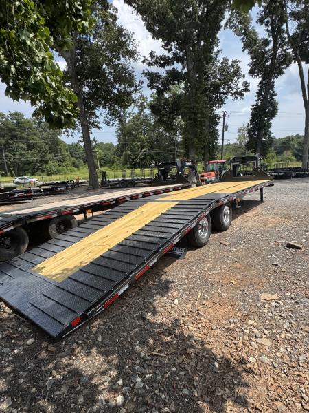 New 2027 Diamond C 32' Gooseneck, Hydr Dove & Jacks, 25.9 GVWR FMAX212HDT