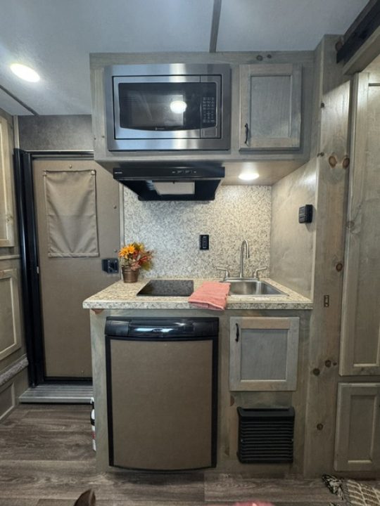 New 2027 Shadow Pro Series 4H 9' LQ with Slide Horse Trailer Horse Trailer