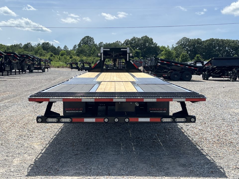 New 2027 MAXXD 102"X32' 30K Hydraulic Dovetail Gooseneck Trailer