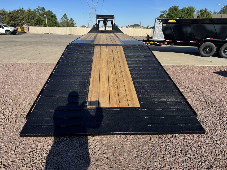 New 2026 Diamond C Trailers 32' FMAX212 Flatbed Trailer