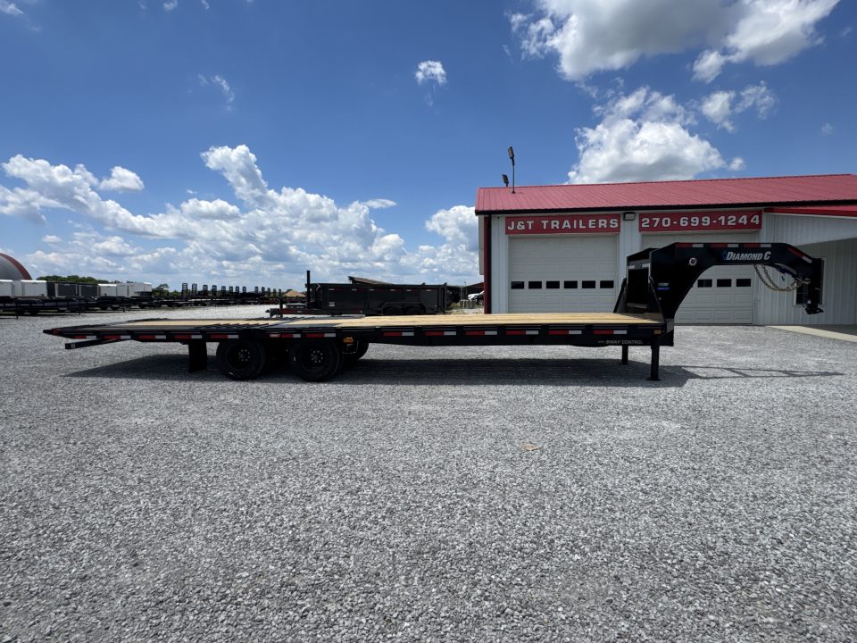 New 2026 Diamond C FMAX 212 HDT 32' Hydraulic Dovetail Equipment Trailer