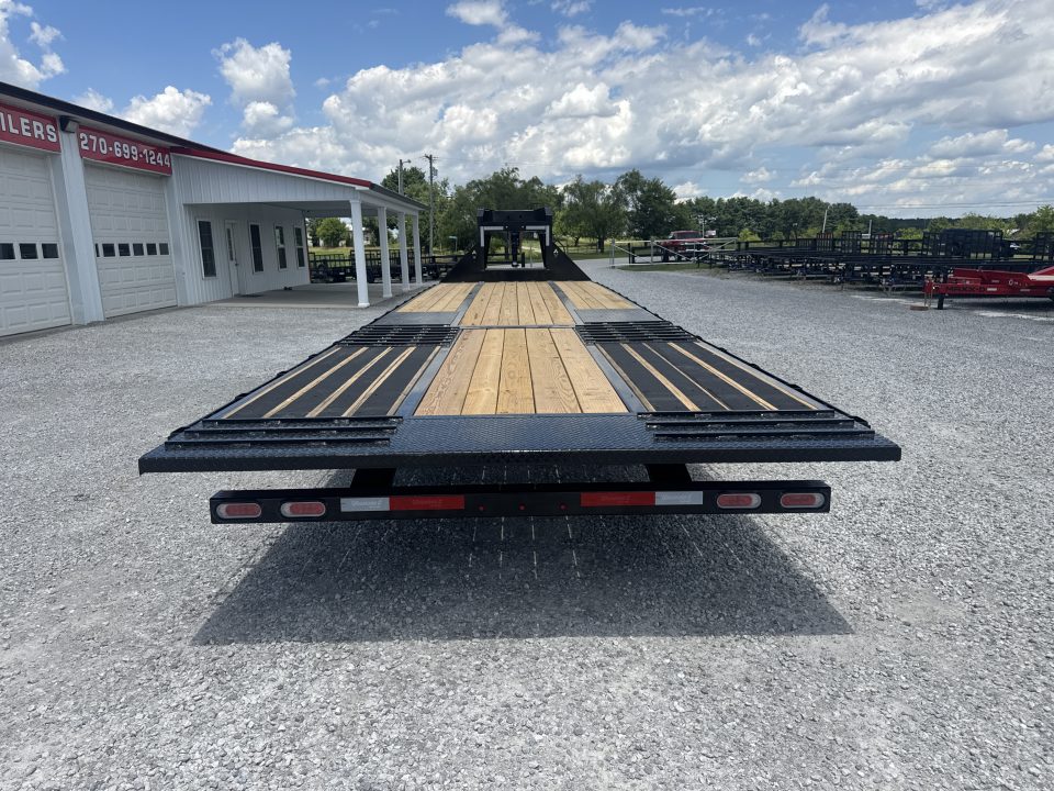 New 2026 Diamond C FMAX 212 HDT 32' Hydraulic Dovetail Equipment Trailer