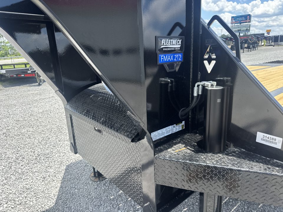 New 2026 Diamond C FMAX 212 HDT 32' Hydraulic Dovetail Equipment Trailer
