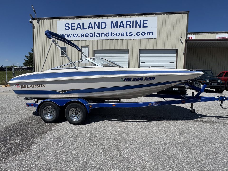 Used 2003 Larson 204 Escape Deck Boat