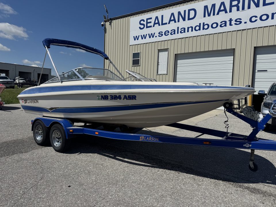 Used 2003 Larson 204 Escape Deck Boat