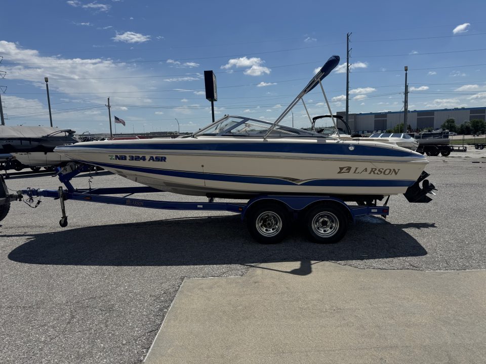 Used 2003 Larson 204 Escape Deck Boat