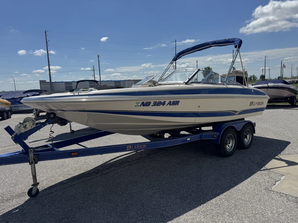 Used 2003 Larson 204 Escape Deck Boat