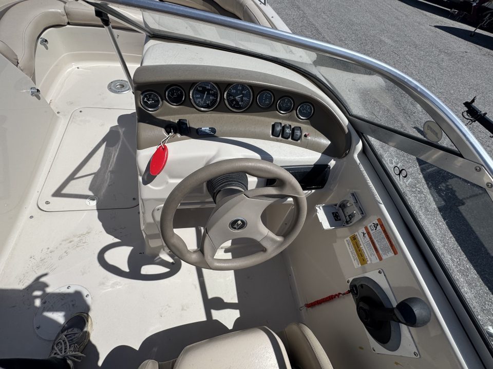 Used 2003 Larson 204 Escape Deck Boat