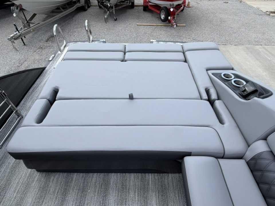New 2026 Bennington 23 RSB TRITOON Pontoon Boat