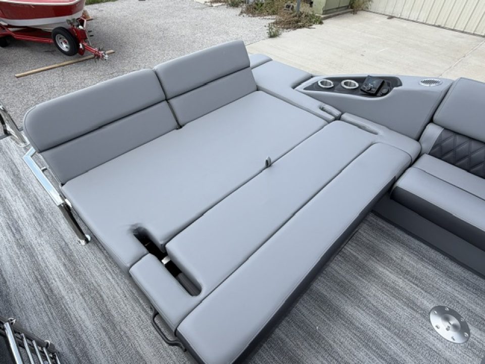 New 2026 Bennington 23 RSB TRITOON Pontoon Boat