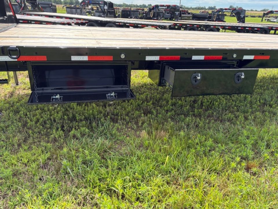 New 2026 MAXX-D 102x40 Tandem 25.9K GN Flatbed Trailer W/ Hydro Jacks & Max Ramps
