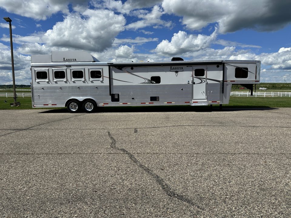Used 2018 Lakota Bighorn 4H 17' LQ Horse Trailer
