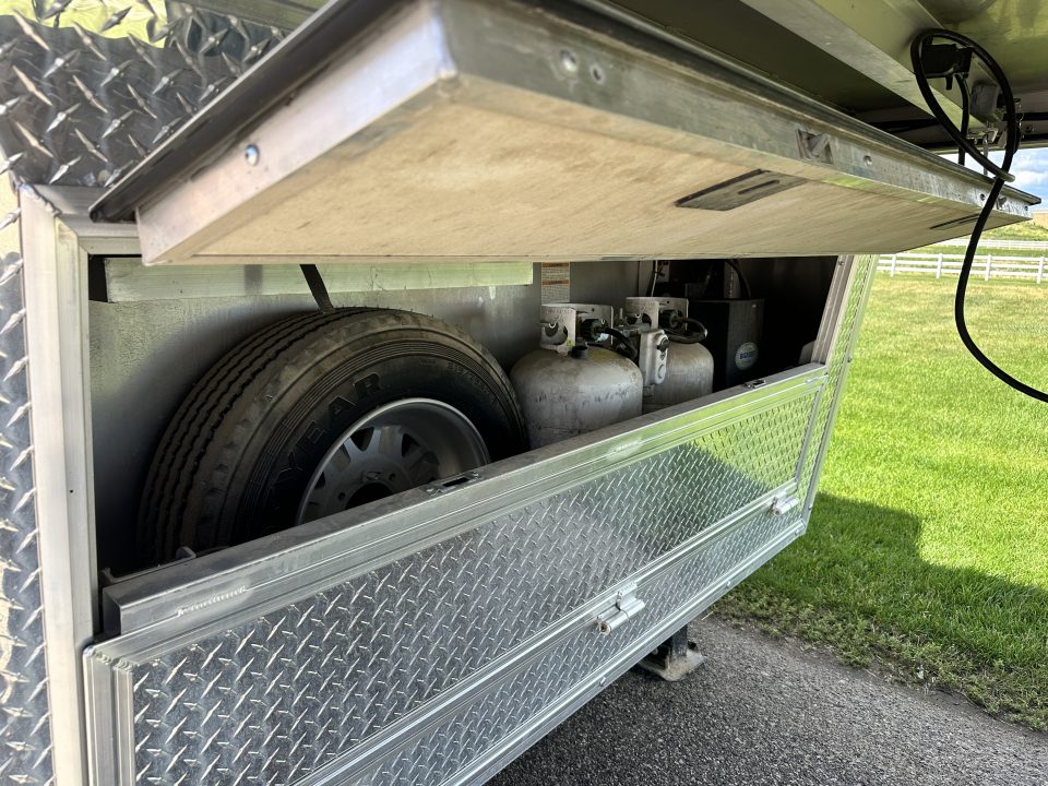 Used 2018 Lakota Bighorn 4H 17' LQ Horse Trailer