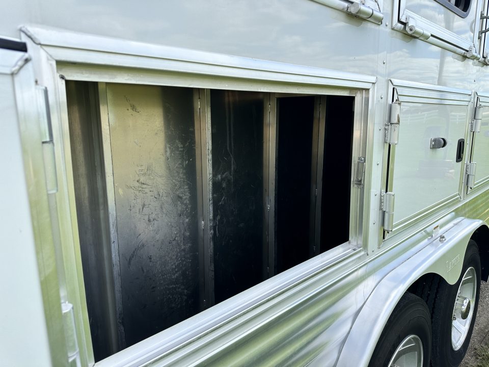 Used 2018 Lakota Bighorn 4H 17' LQ Horse Trailer