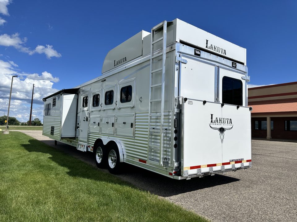 Used 2018 Lakota Bighorn 4H 17' LQ Horse Trailer
