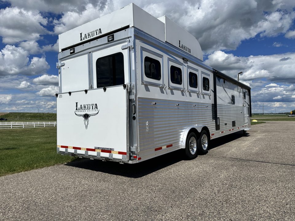 Used 2018 Lakota Bighorn 4H 17' LQ Horse Trailer