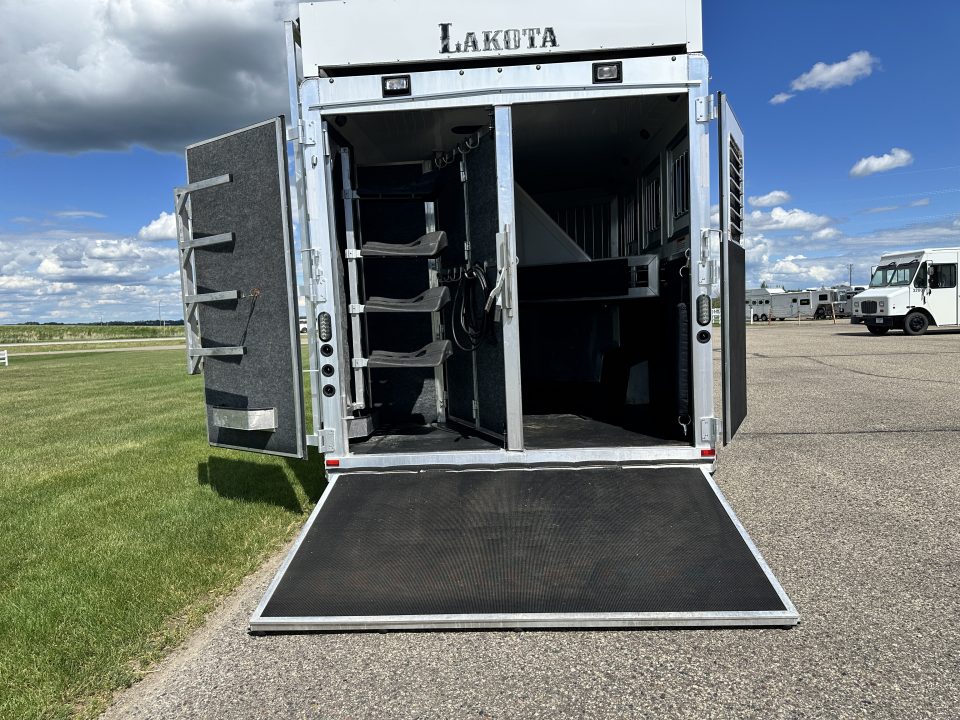 Used 2018 Lakota Bighorn 4H 17' LQ Horse Trailer