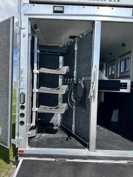 Used 2018 Lakota Bighorn 4H 17' LQ Horse Trailer