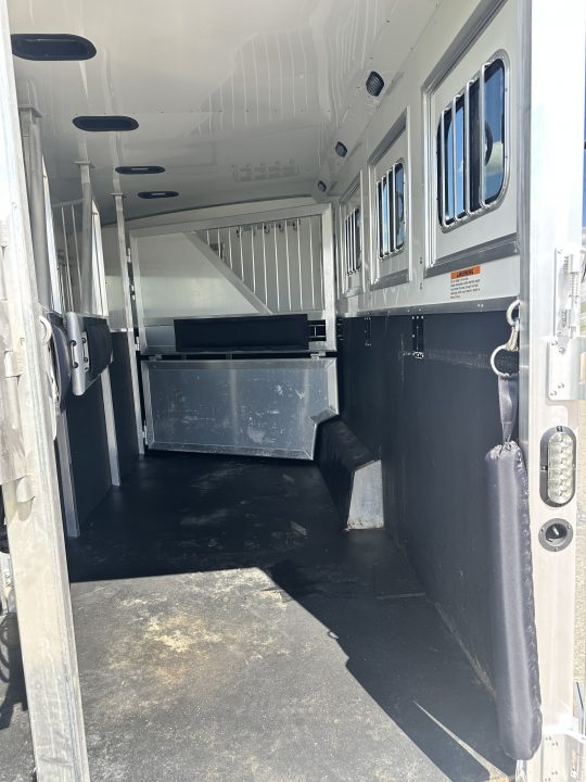 Used 2018 Lakota Bighorn 4H 17' LQ Horse Trailer