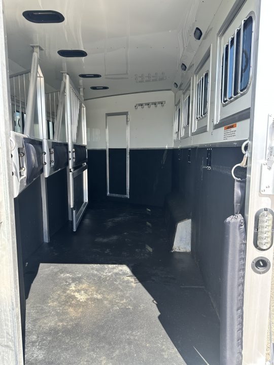 Used 2018 Lakota Bighorn 4H 17' LQ Horse Trailer