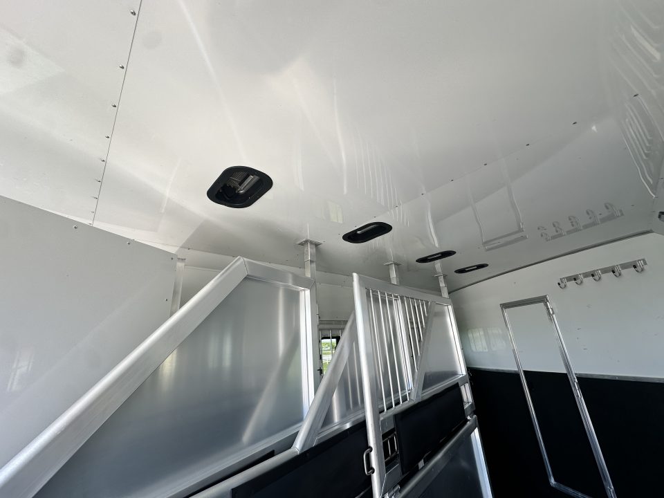 Used 2018 Lakota Bighorn 4H 17' LQ Horse Trailer