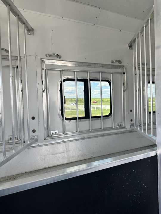 Used 2018 Lakota Bighorn 4H 17' LQ Horse Trailer