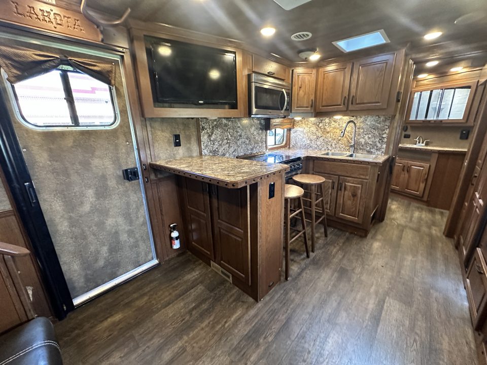 Used 2018 Lakota Bighorn 4H 17' LQ Horse Trailer