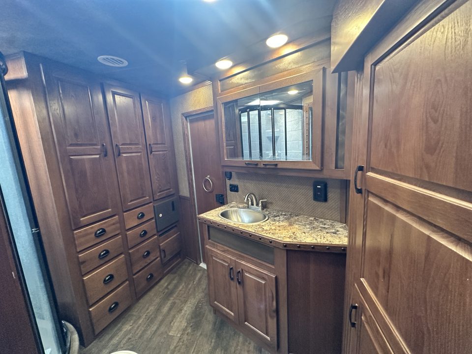 Used 2018 Lakota Bighorn 4H 17' LQ Horse Trailer