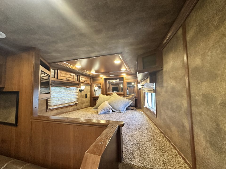 Used 2018 Lakota Bighorn 4H 17' LQ Horse Trailer