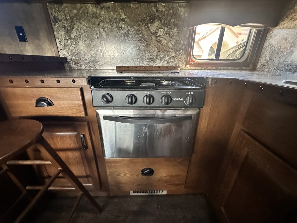 Used 2018 Lakota Bighorn 4H 17' LQ Horse Trailer