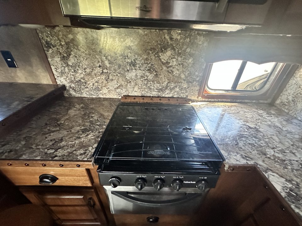 Used 2018 Lakota Bighorn 4H 17' LQ Horse Trailer