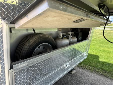 Used 2018 Lakota Bighorn 4H 17' LQ Horse Trailer
