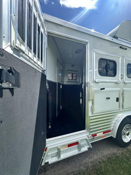 Used 2018 Lakota Bighorn 4H 17' LQ Horse Trailer