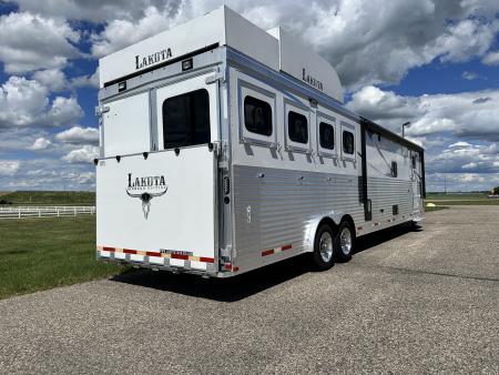 Used 2018 Lakota Bighorn 4H 17' LQ Horse Trailer