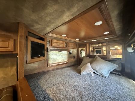 Used 2018 Lakota Bighorn 4H 17' LQ Horse Trailer