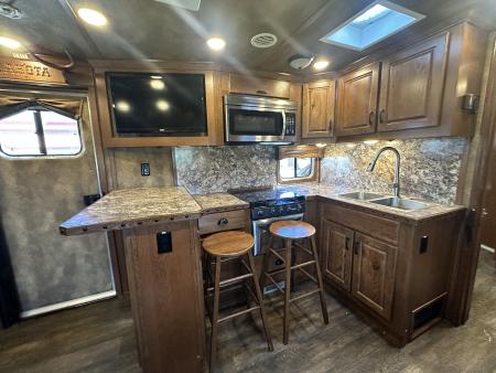 Used 2018 Lakota Bighorn 4H 17' LQ Horse Trailer