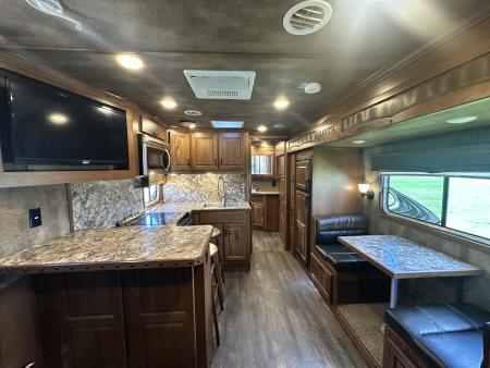Used 2018 Lakota Bighorn 4H 17' LQ Horse Trailer