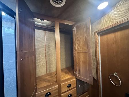 Used 2018 Lakota Bighorn 4H 17' LQ Horse Trailer