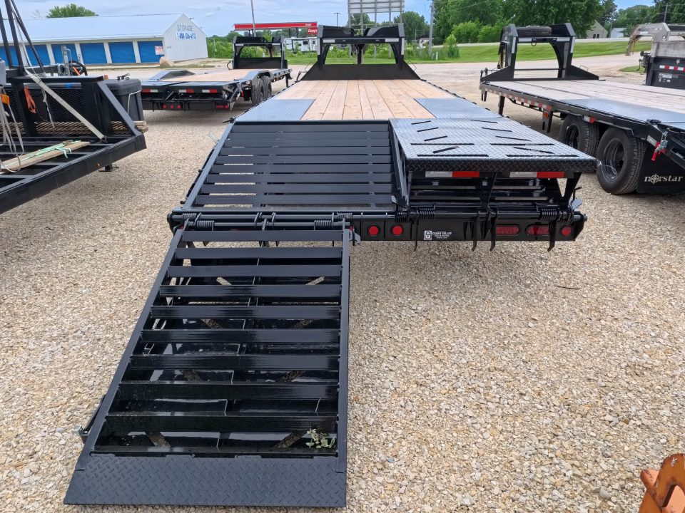 New 2027 Iron Bull 102" x 25' FDG (20+5) Gooseneck Deckover with 2)7K Dexter Straight Axles, F-Adj. Electric Brakes, Rampage Ramps, 4 Weld On D-Rings & 10 Ply Tires