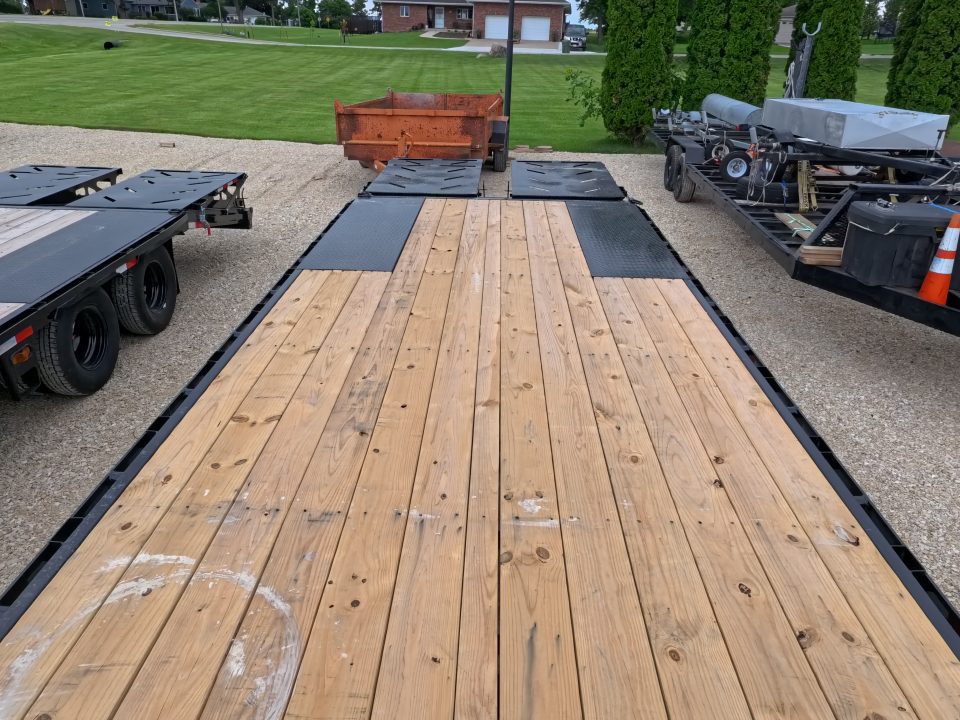 New 2027 Iron Bull 102" x 25' FDG (20+5) Gooseneck Deckover with 2)7K Dexter Straight Axles, F-Adj. Electric Brakes, Rampage Ramps, 4 Weld On D-Rings & 10 Ply Tires