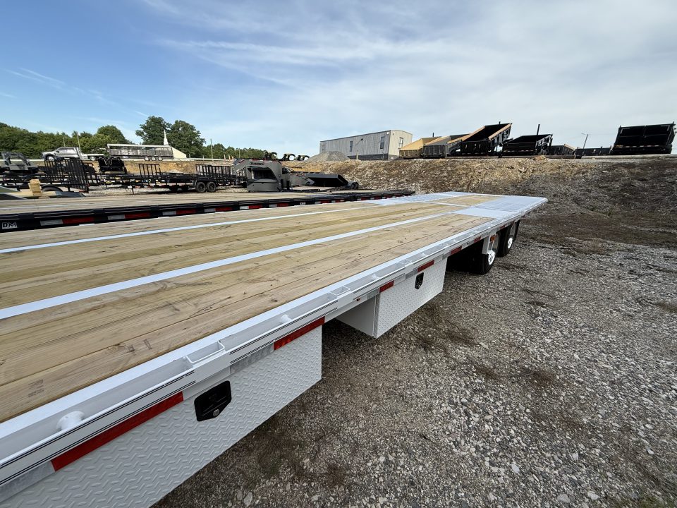 New 2026 Diamond C FMAX 212 32’ Flatbed Trailer, PACESETTER EDITION, HYD JACKS AND DOVETAIL, DISC BRAKES, WIRELESS REMOTE, 17.5 ALUMINUM OUTER WHEELS