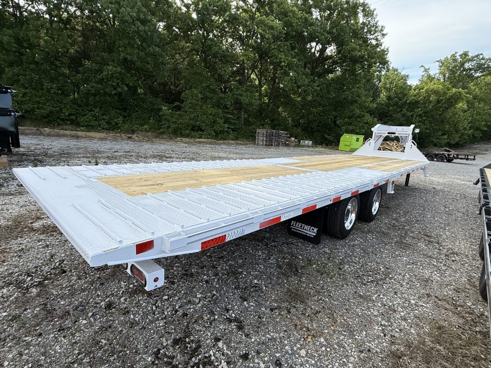 New 2026 Diamond C FMAX 212 32’ Flatbed Trailer, PACESETTER EDITION, HYD JACKS AND DOVETAIL, DISC BRAKES, WIRELESS REMOTE, 17.5 ALUMINUM OUTER WHEELS